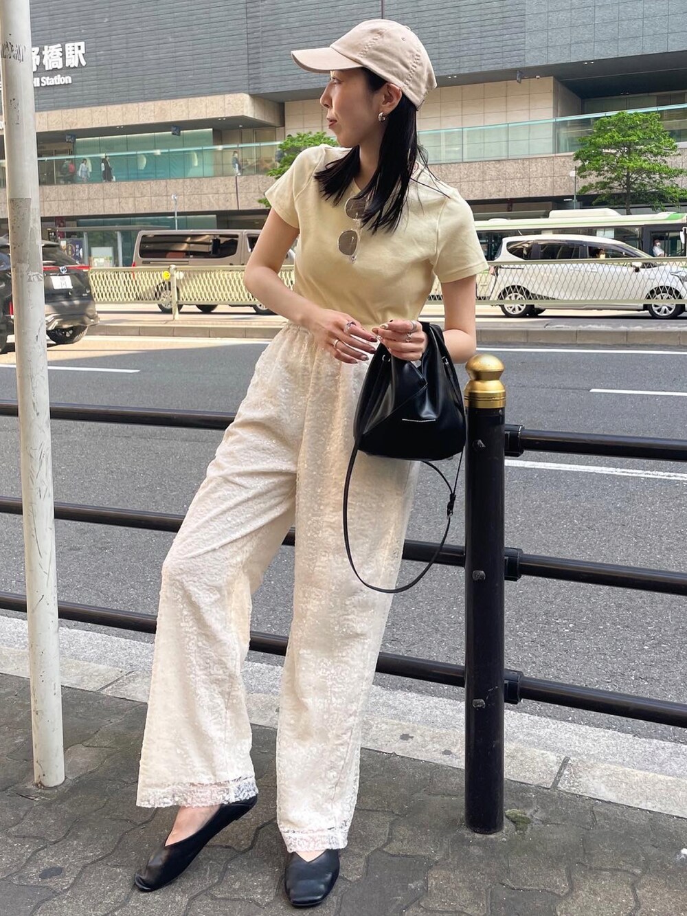 ホワイト系のその他パンツ、イエロー系のTシャツ/カットソー、ブラック系のショルダーバッグを着用したレディースの春コーディネートの2枚目の写真