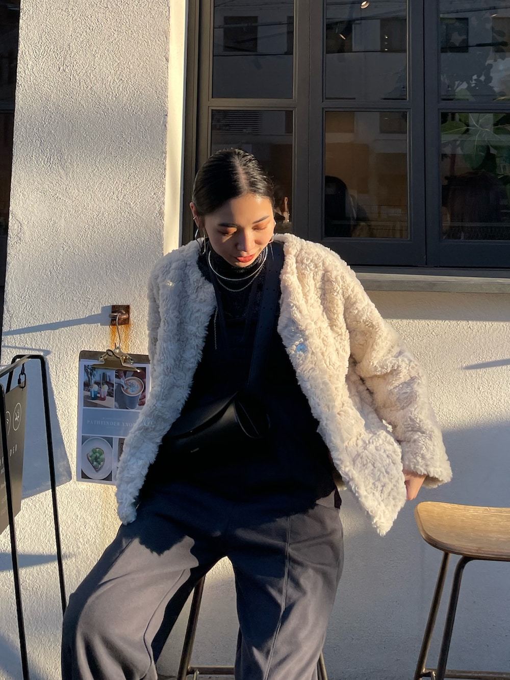 グレー系のつなぎ/オールインワン、ブラック系のブーツ、ブラック系のニット/セーターを着用したレディースの秋コーディネートの3枚目の写真