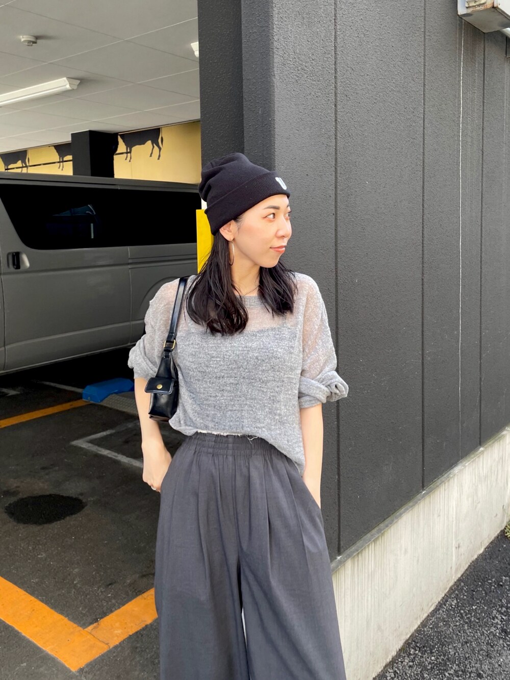 ブラック系のスニーカー、グレー系のその他パンツ、グレー系のニット/セーターを着用したレディースの秋コーディネートの4枚目の写真