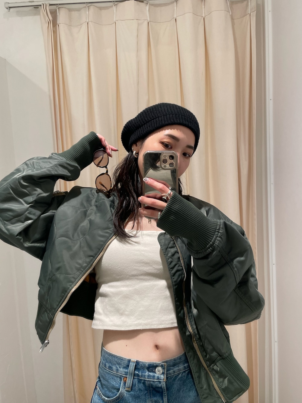 ブルー系のデニムパンツ、ベージュ系のMA-1、ブラック系のハンチング/ベレー帽を着用したレディースの秋コーディネートの5枚目の写真