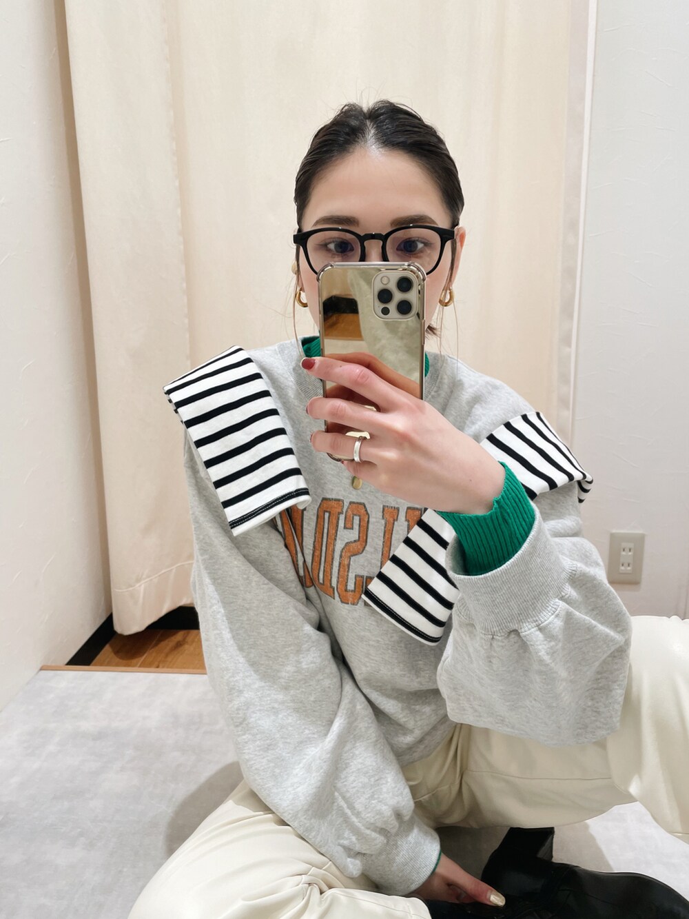 グレー系のスウェット、ホワイト系のカーディガン/ボレロ、ホワイト系のその他パンツを着用したレディースの冬コーディネートの2枚目の写真