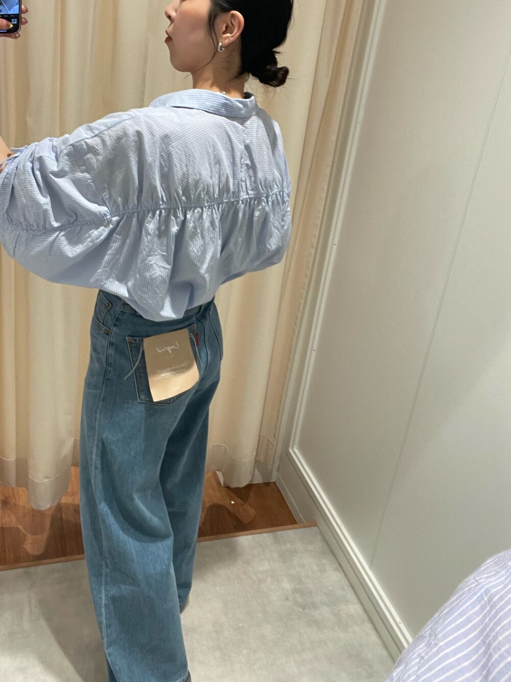 その他のシャツ/ブラウス、ブルー系のデニムパンツ、グレー系のサンダルを着用したレディースの夏コーディネートの4枚目の写真