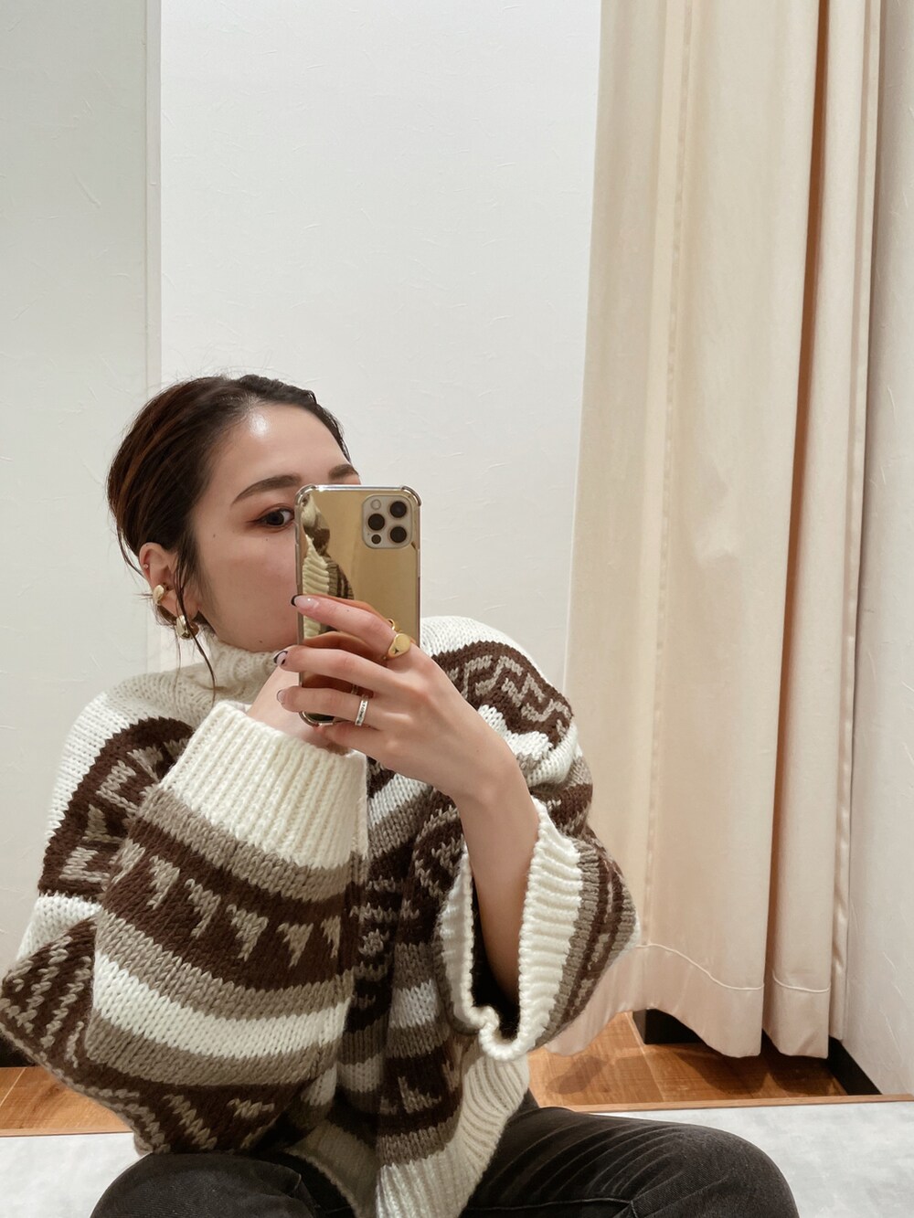 ホワイト系のニット/セーター、ブラック系のデニムパンツを着用したレディースの秋コーディネートの3枚目の写真