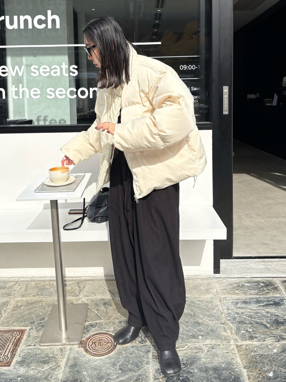 ブラック系のブーツを着用したレディースの秋コーディネートの2枚目の写真