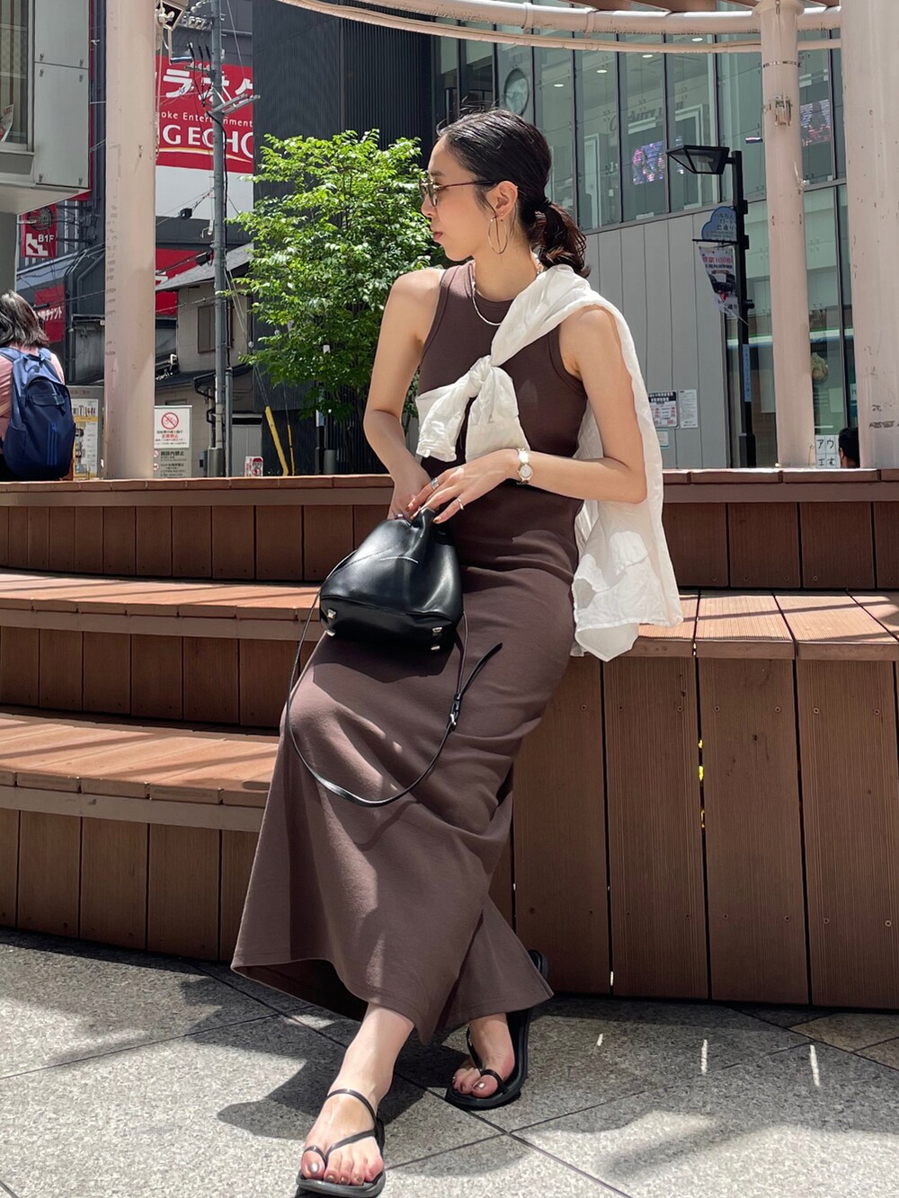 ホワイト系のシャツ/ブラウス、ブラック系のショルダーバッグ、ブラウン系のワンピースを着用したレディースの夏コーディネートの5枚目の写真