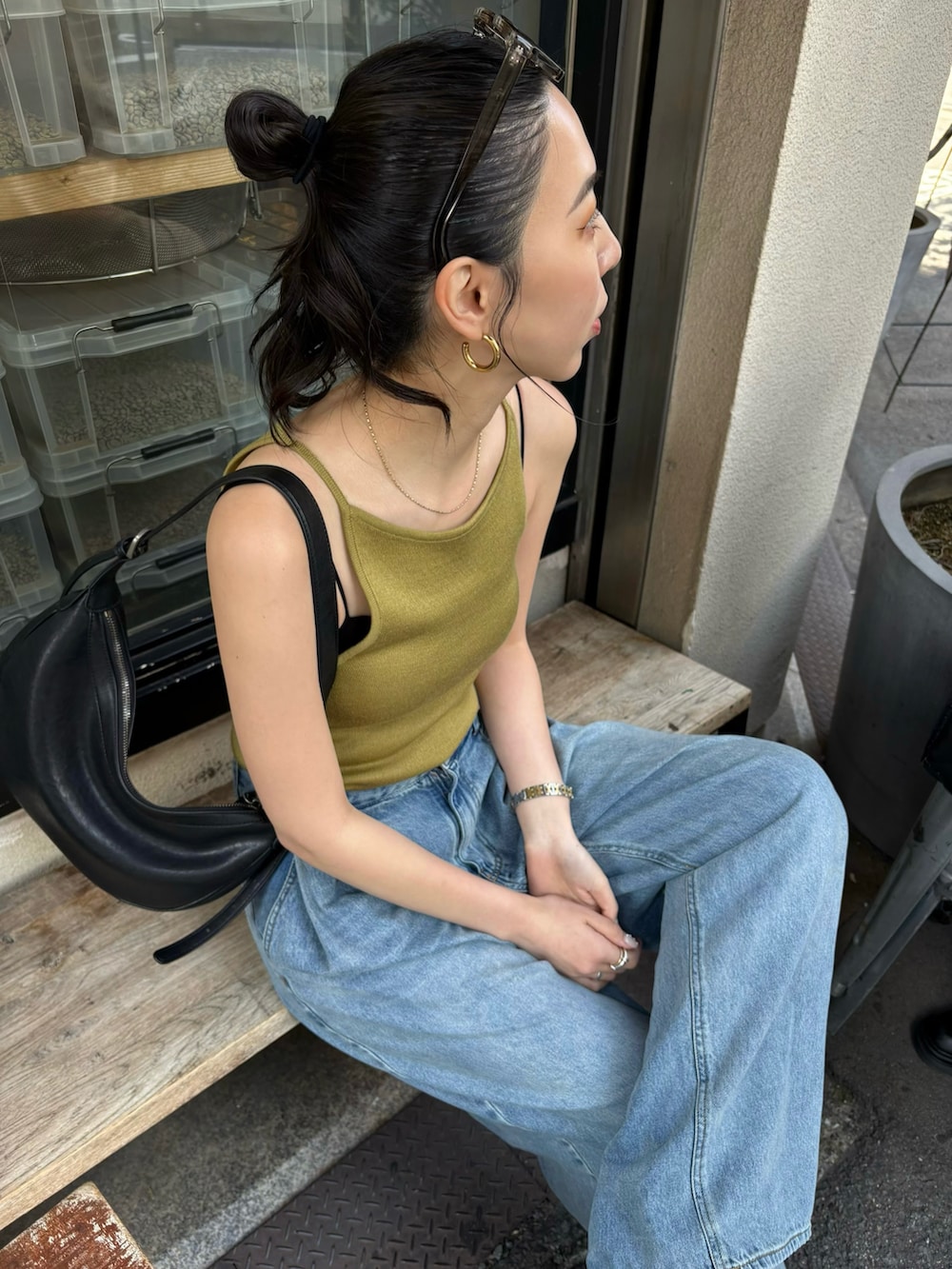 ゴールド系のピアス（両耳用）を着用したレディースの春コーディネートの3枚目の写真