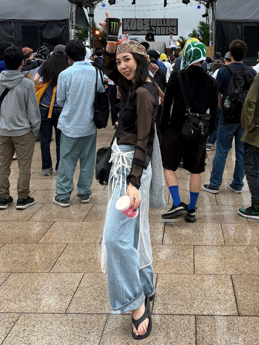 ホワイト系のスカート、ブルー系のデニムパンツ、ブラック系のサンダルを着用したレディースの春コーディネートの3枚目の写真