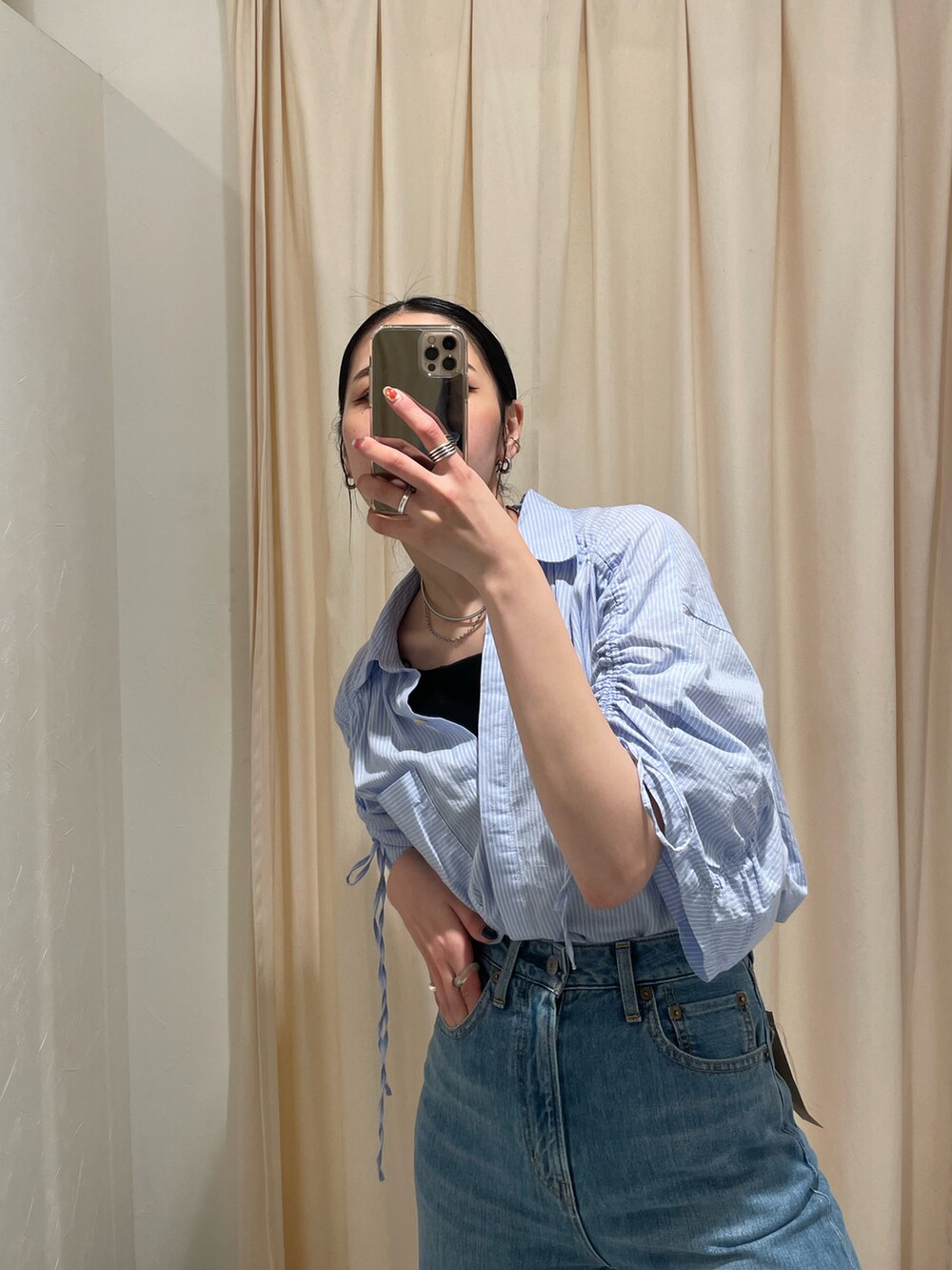 その他のシャツ/ブラウス、ブルー系のデニムパンツ、グレー系のサンダルを着用したレディースの夏コーディネートの3枚目の写真