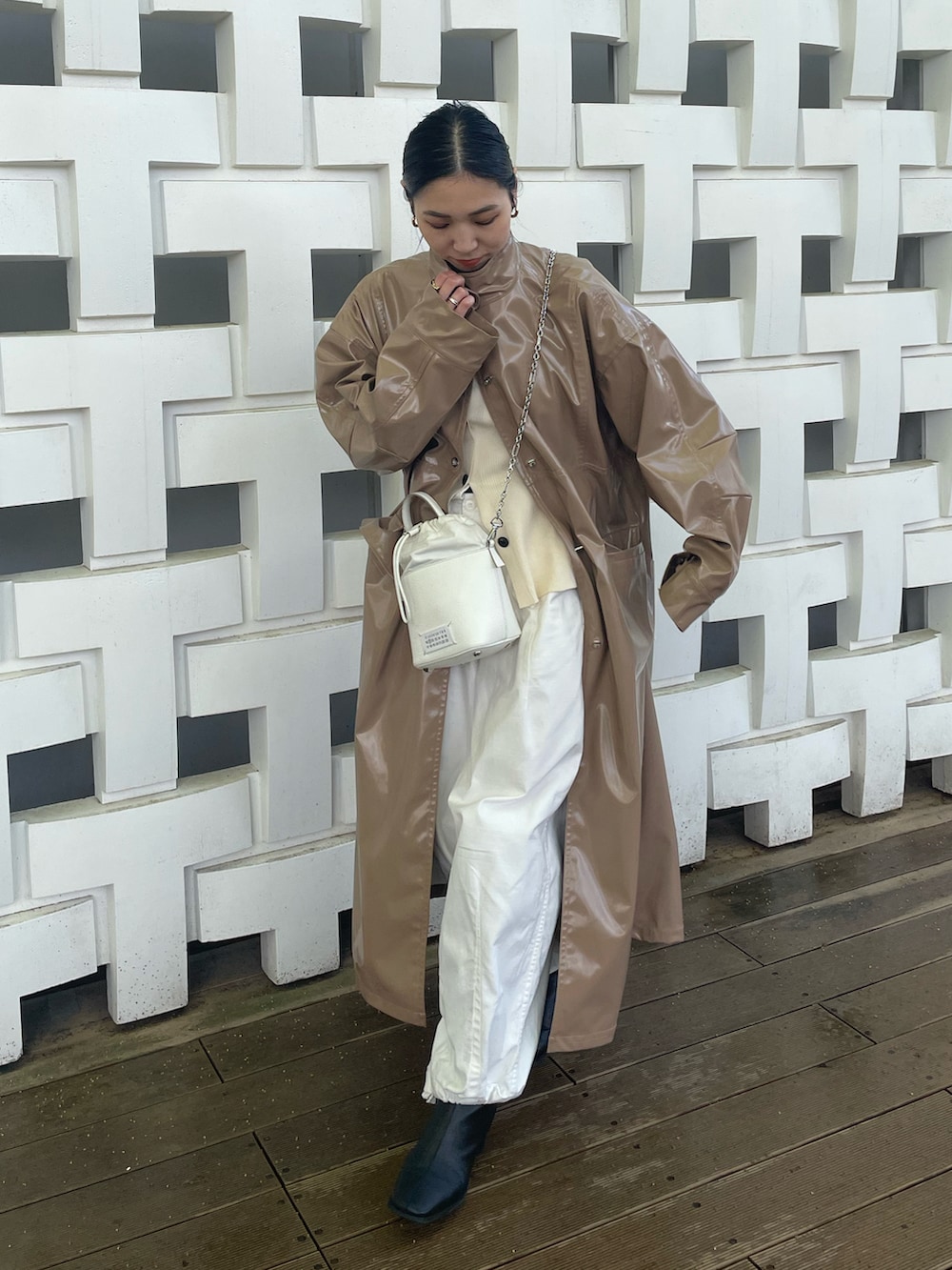 ホワイト系のショルダーバッグ、ブラック系のブーツ、ホワイト系のその他パンツを着用したレディースの春コーディネートの4枚目の写真