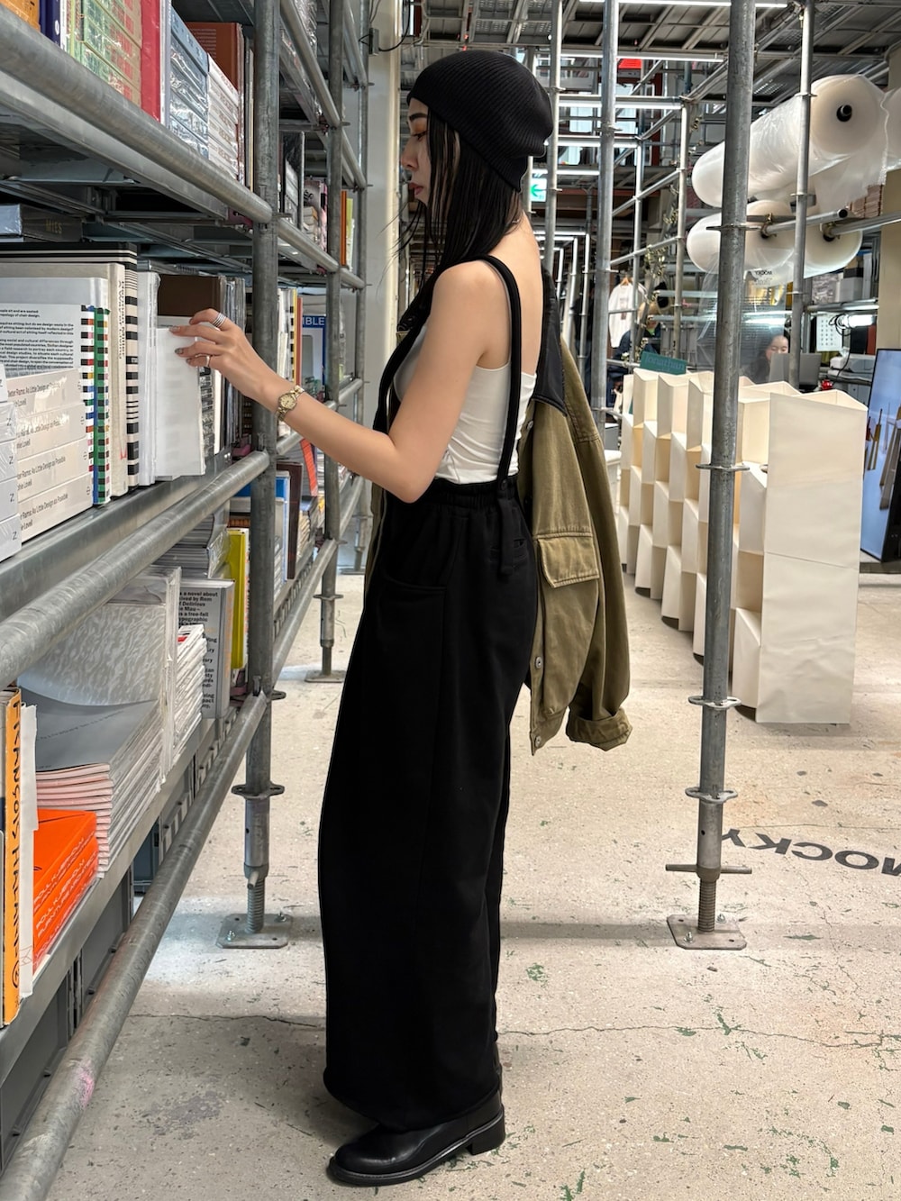 ブラック系のショルダーバッグ、ブラック系のブーツ、ブラック系のニットキャップ/ビーニーを着用したレディースの春コーディネートの3枚目の写真