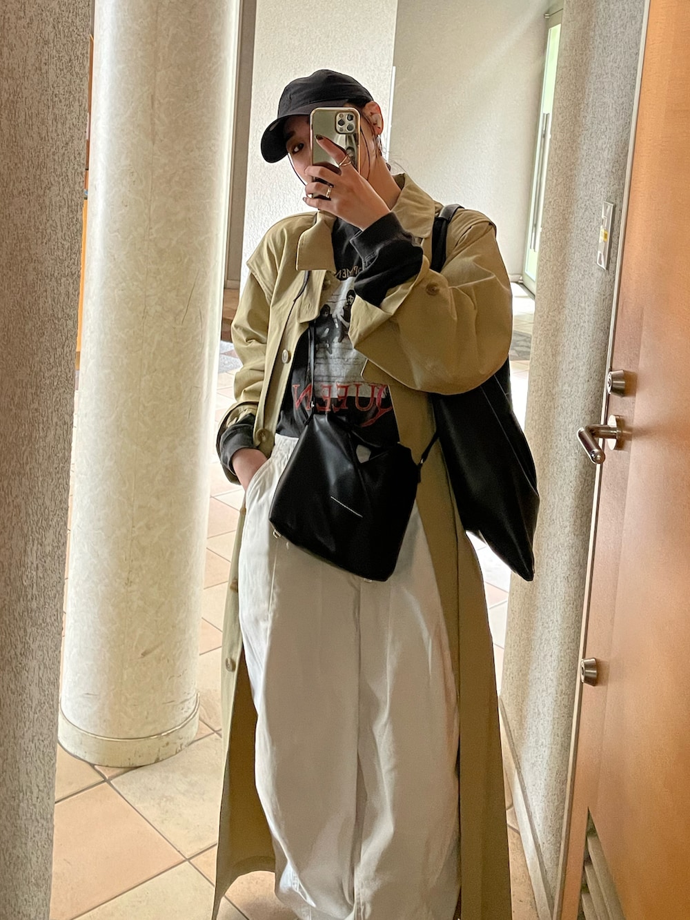 グレー系のTシャツ/カットソー、ブラック系のショルダーバッグ、ホワイト系のその他パンツを着用したレディースの春コーディネートの4枚目の写真