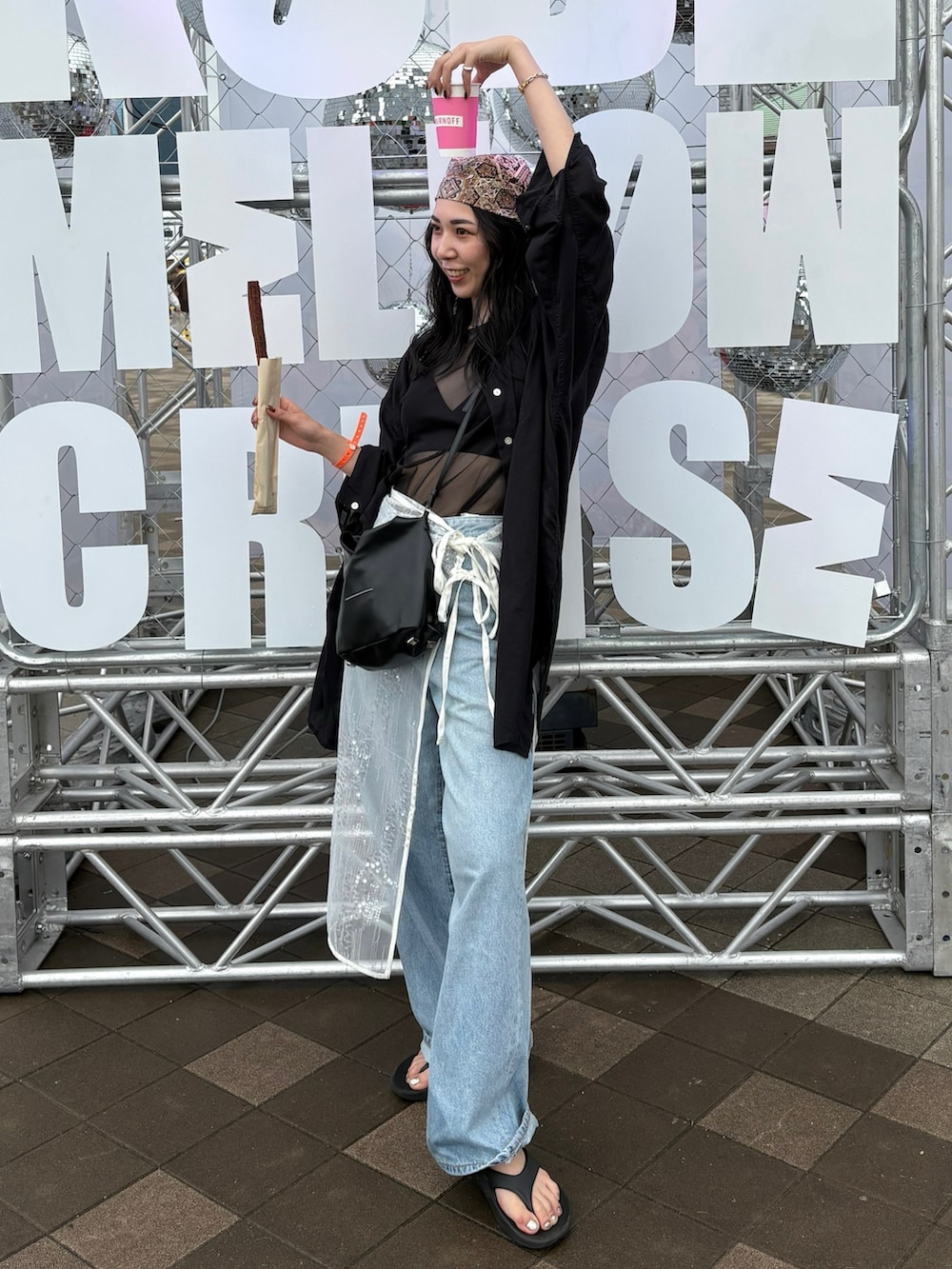 ホワイト系のスカート、ブルー系のデニムパンツ、ブラック系のサンダルを着用したレディースの春コーディネートの4枚目の写真