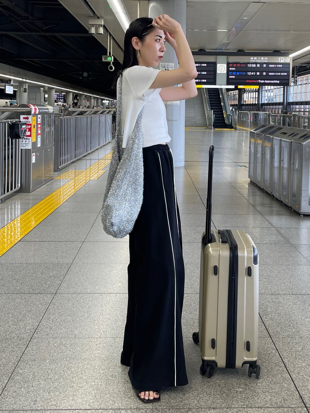 ホワイト系のTシャツ/カットソー、ブラック系のその他パンツ、ブラック系のサンダルを着用したレディースの夏コーディネートの5枚目の写真