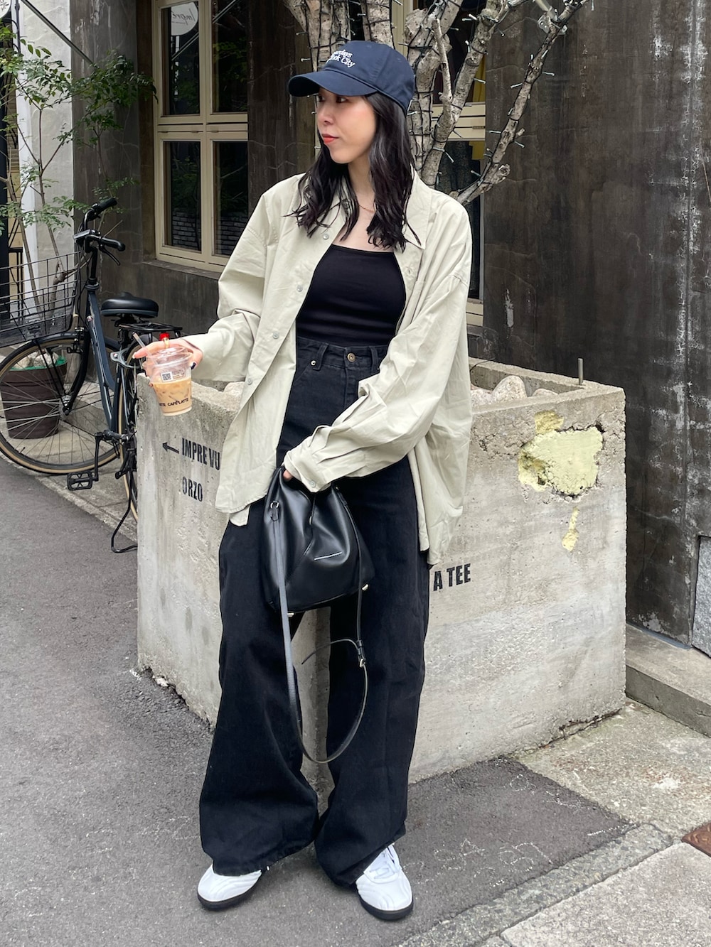 ホワイト系のスニーカー、ブラック系のショルダーバッグ、ブラック系のキャミソールを着用したレディースの春コーディネートの4枚目の写真