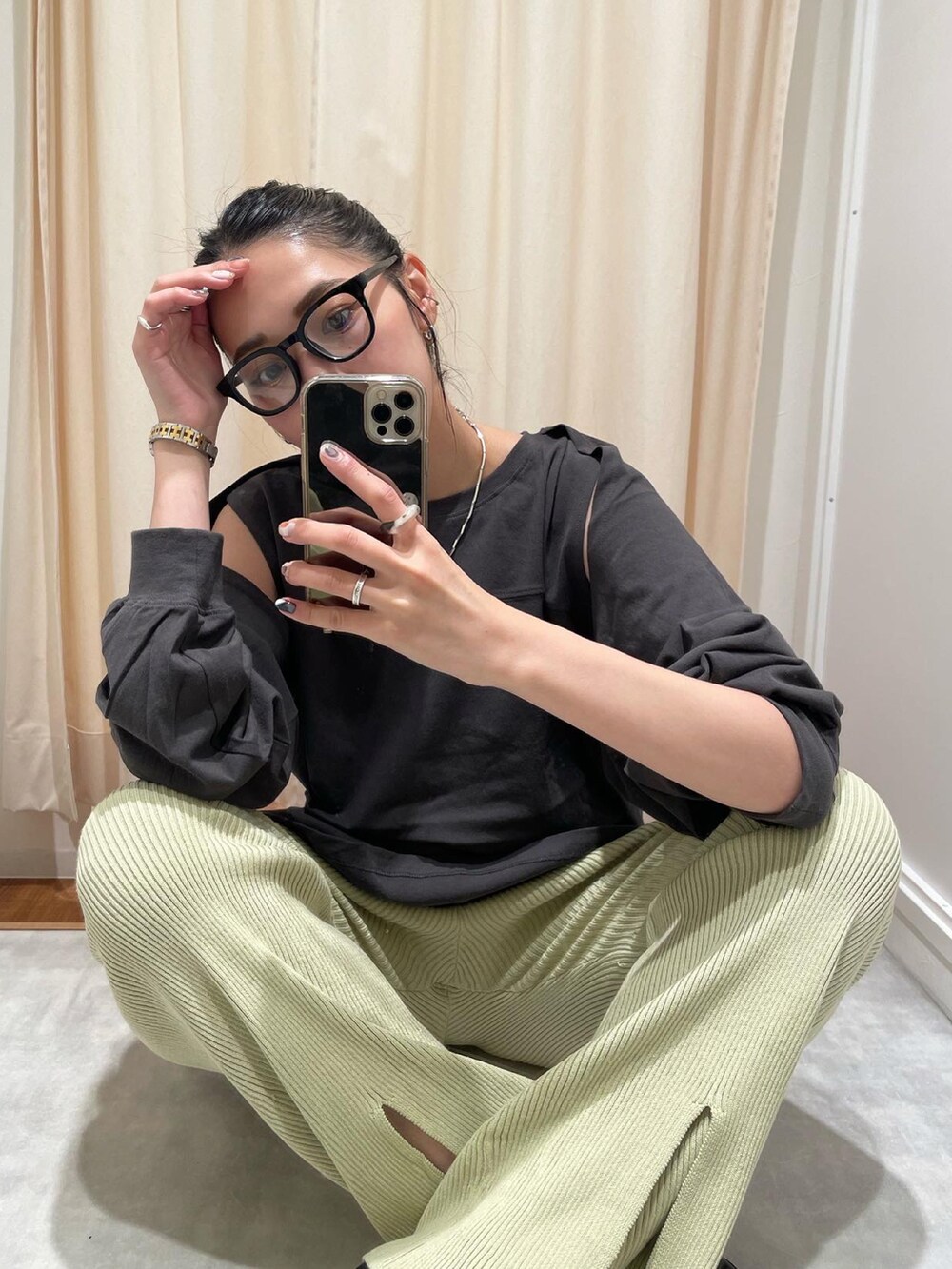 ブラック系のパンプス、グレー系のTシャツ/カットソー、グリーン系のその他パンツを着用したレディースの秋コーディネートの3枚目の写真