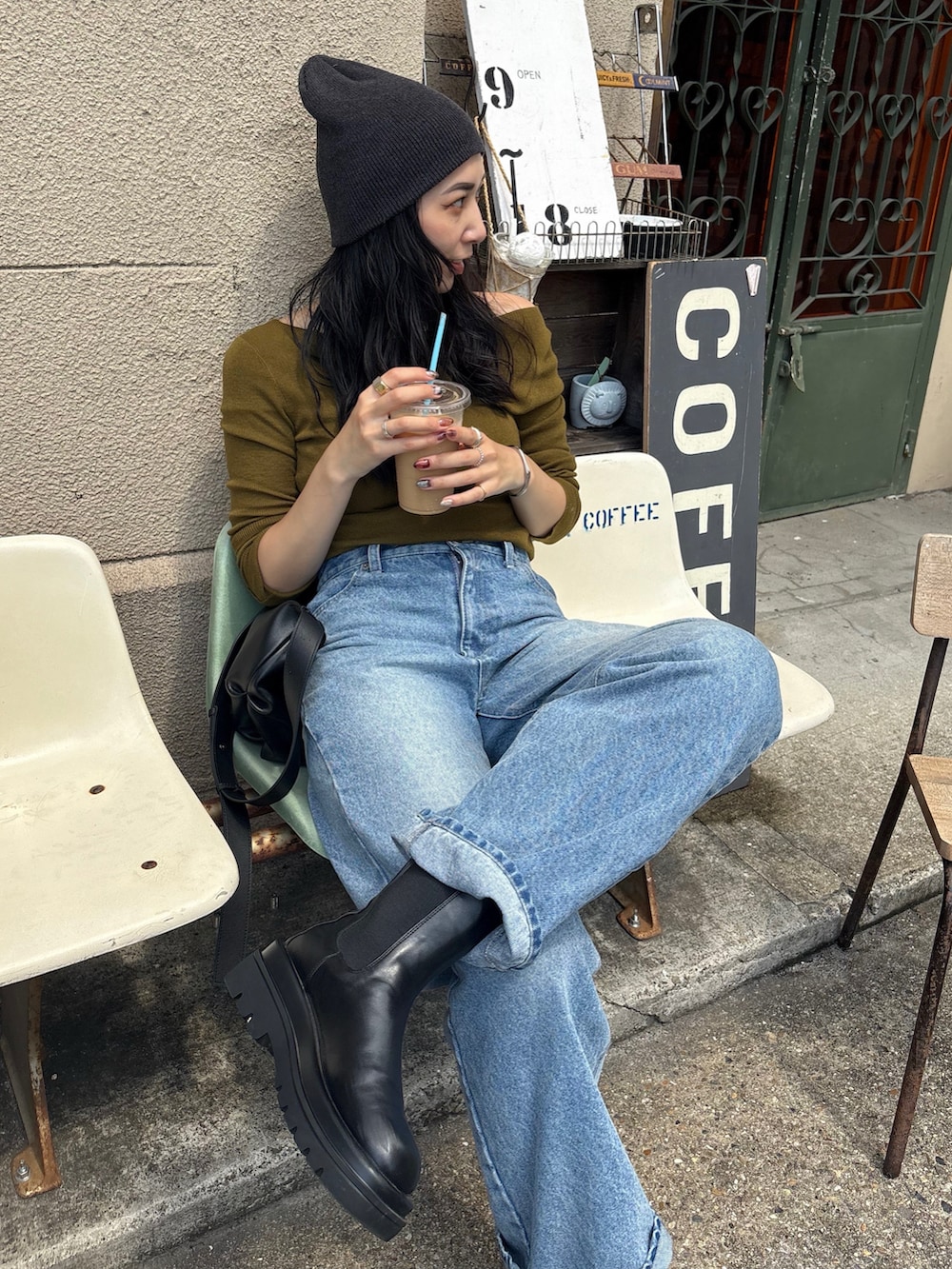 シルバー系のネックレスを着用したレディースの夏コーディネートの2枚目の写真