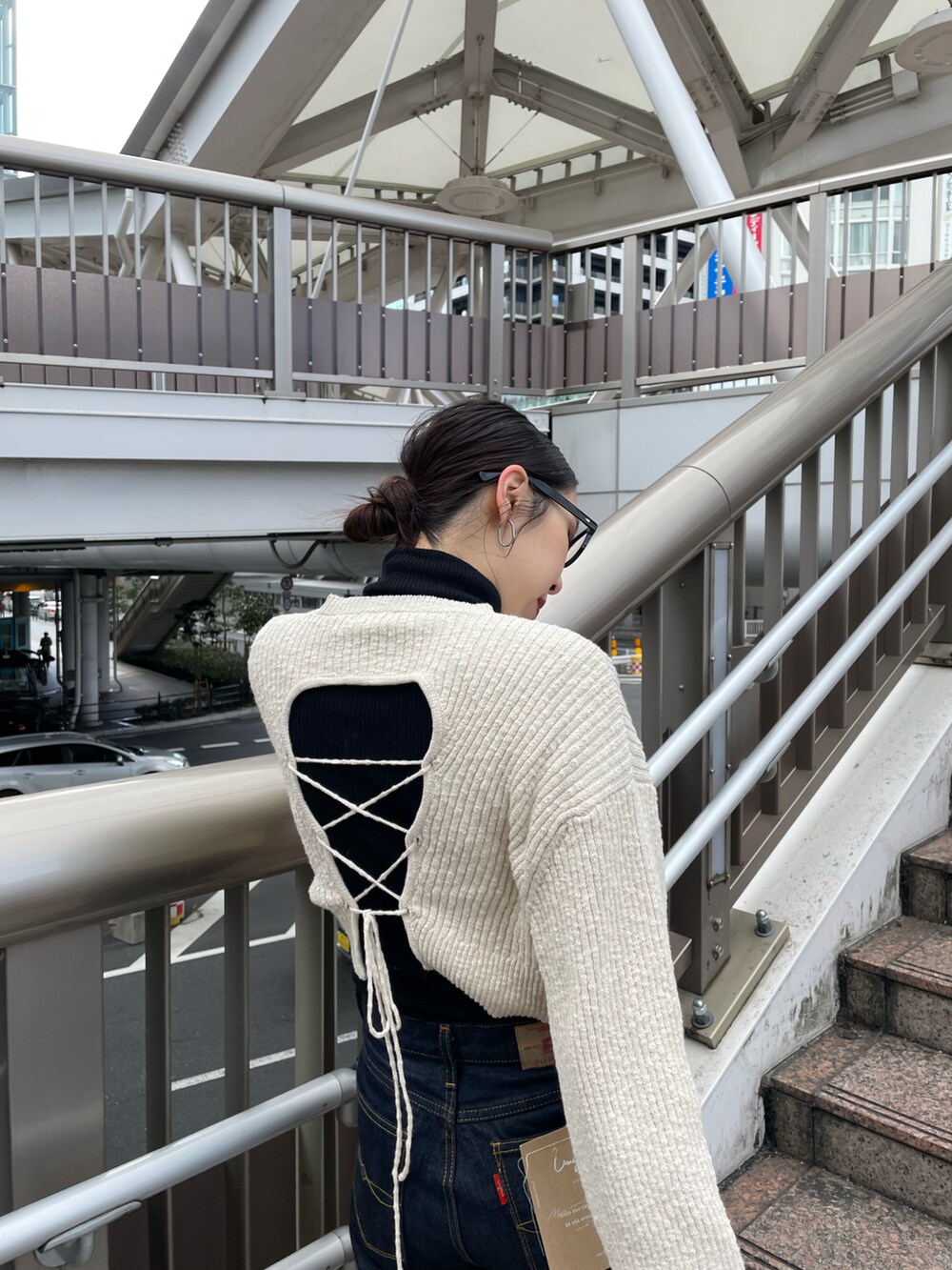 ブルー系のデニムパンツ、ブラック系のワンピースを着用したレディースの冬コーディネートの5枚目の写真