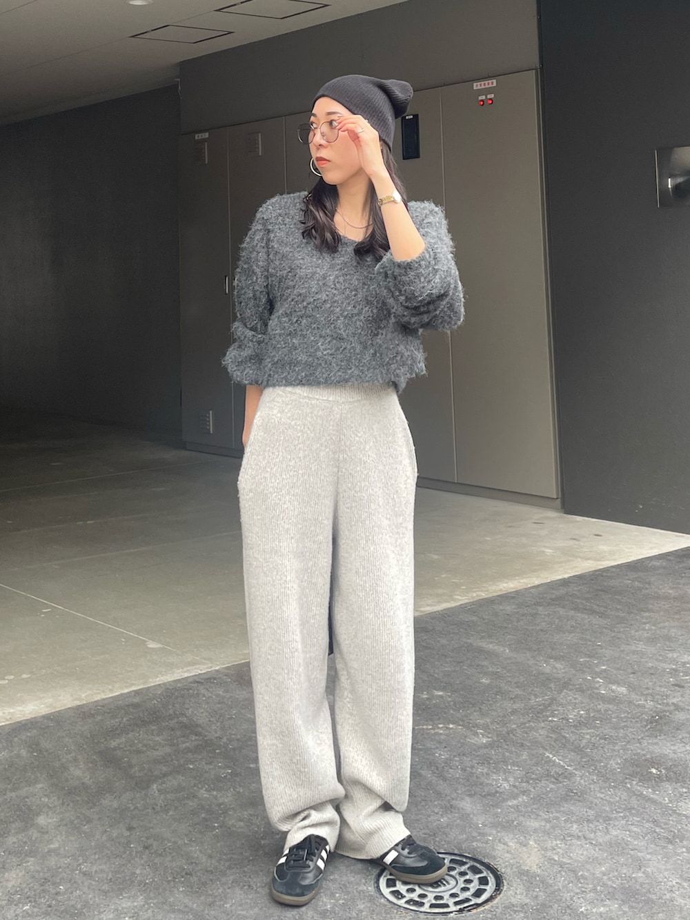 グレー系のニット/セーター、グレー系のその他パンツ、ブラック系のハンドバッグを着用したレディースの秋コーディネートの3枚目の写真
