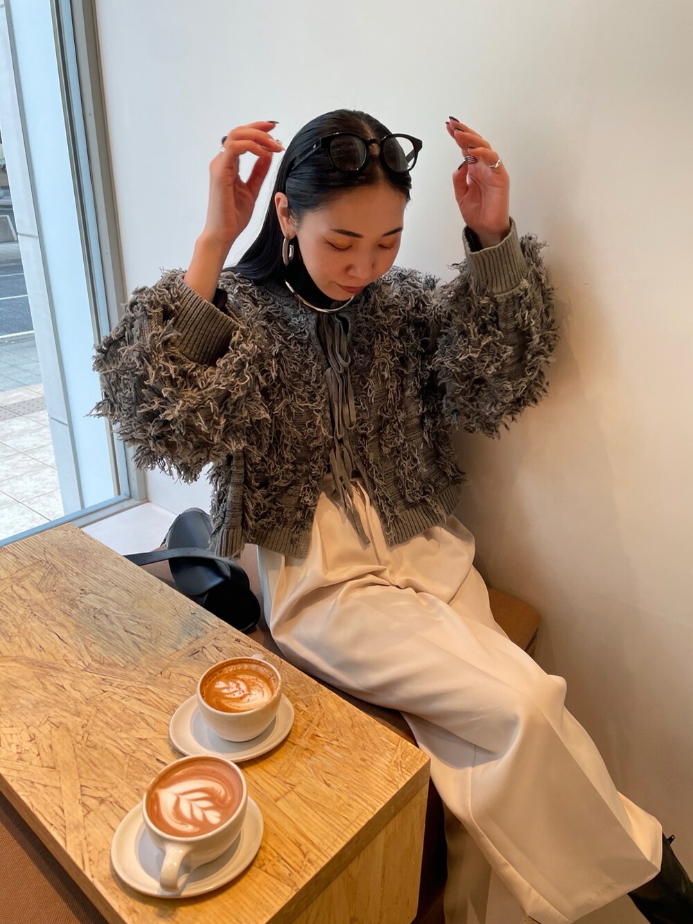 ホワイト系のその他パンツ、ブラック系のブーツ、グレー系のニット/セーターを着用したレディースの秋コーディネートの5枚目の写真