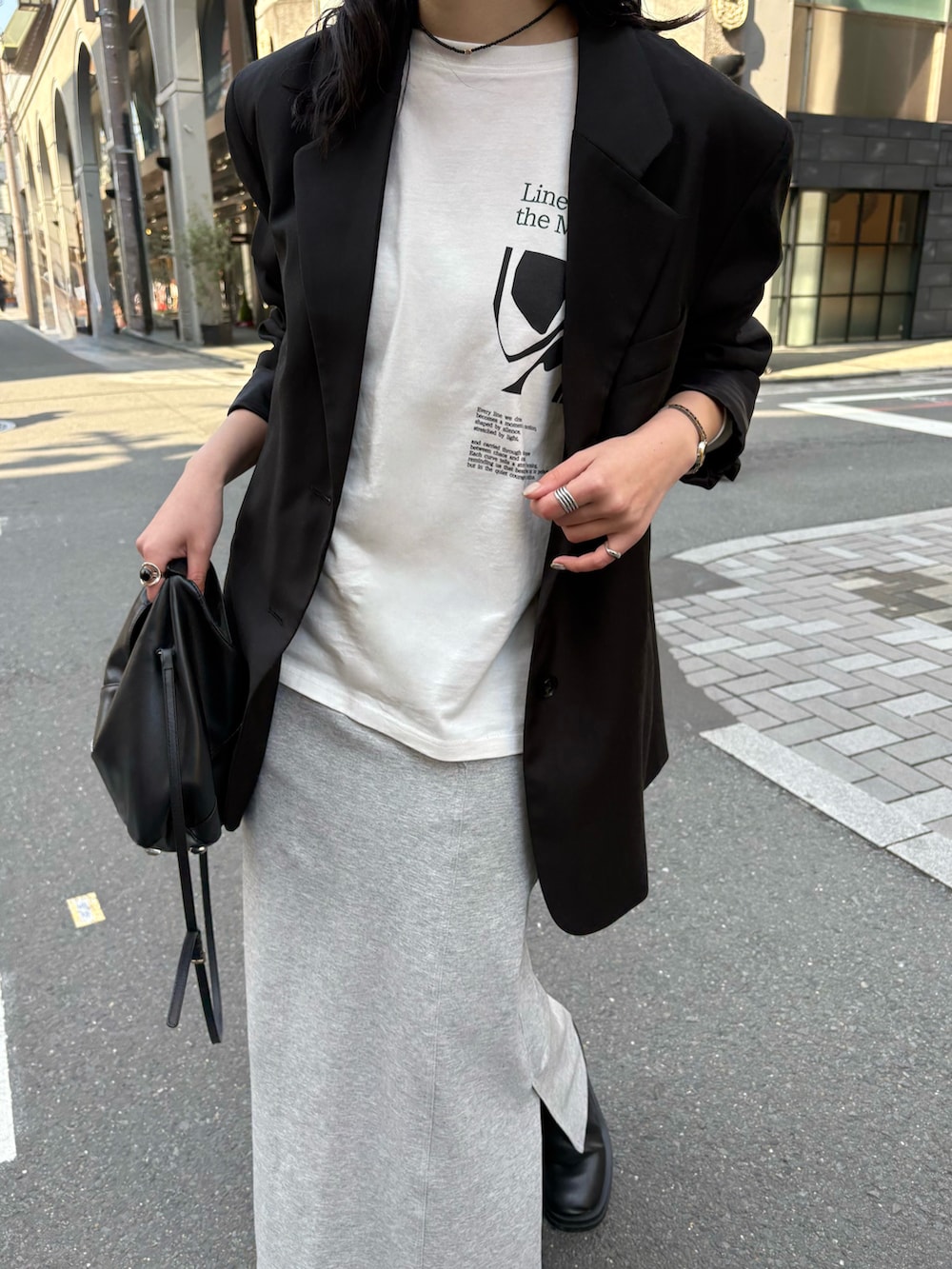 ブラック系のブーツ、ブラック系のショルダーバッグを着用したレディースの冬コーディネートの4枚目の写真