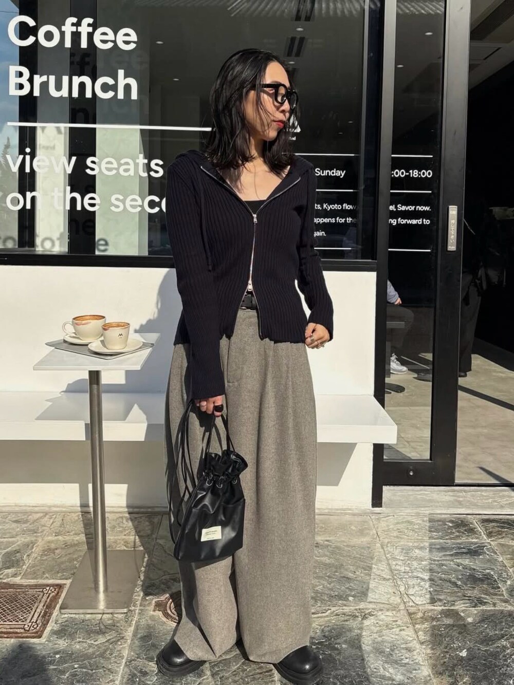 ブラック系のショルダーバッグ、ブラック系のブーツを着用したレディースの秋コーディネートの5枚目の写真