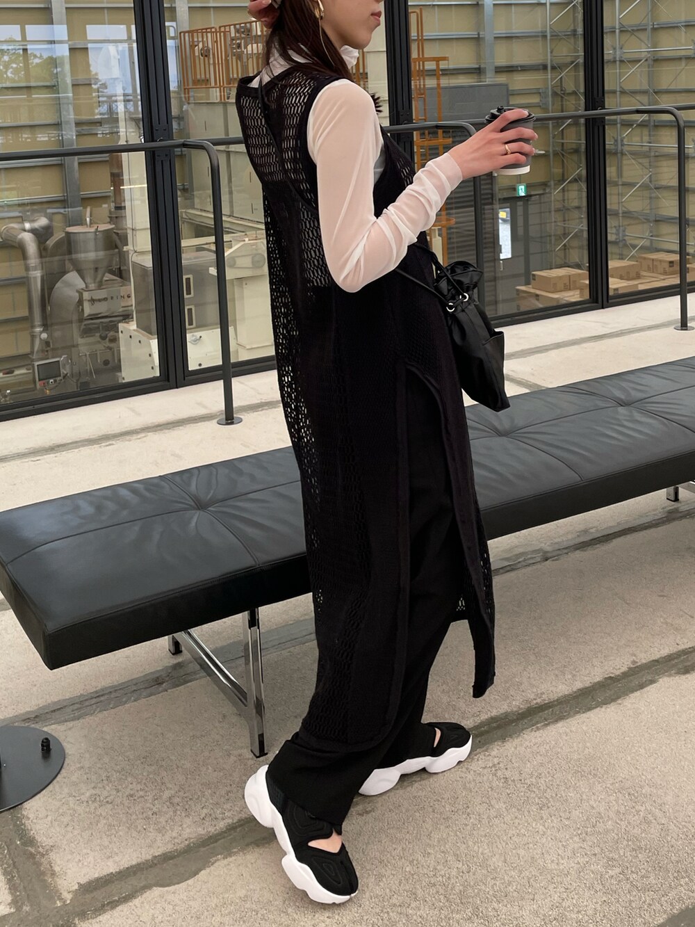 ホワイト系のTシャツ/カットソー、ブラック系のショルダーバッグ、ブラック系のスニーカーを着用したレディースの春コーディネートの2枚目の写真