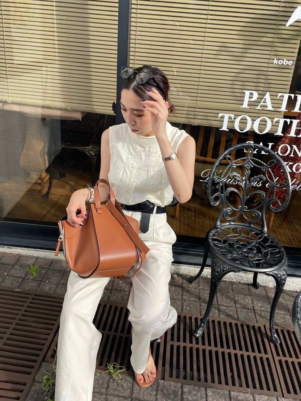 ブラウン系のバックパック/リュック、ホワイト系のシャツ/ブラウス、ブラウン系のサンダルを着用したレディースの夏コーディネートの3枚目の写真