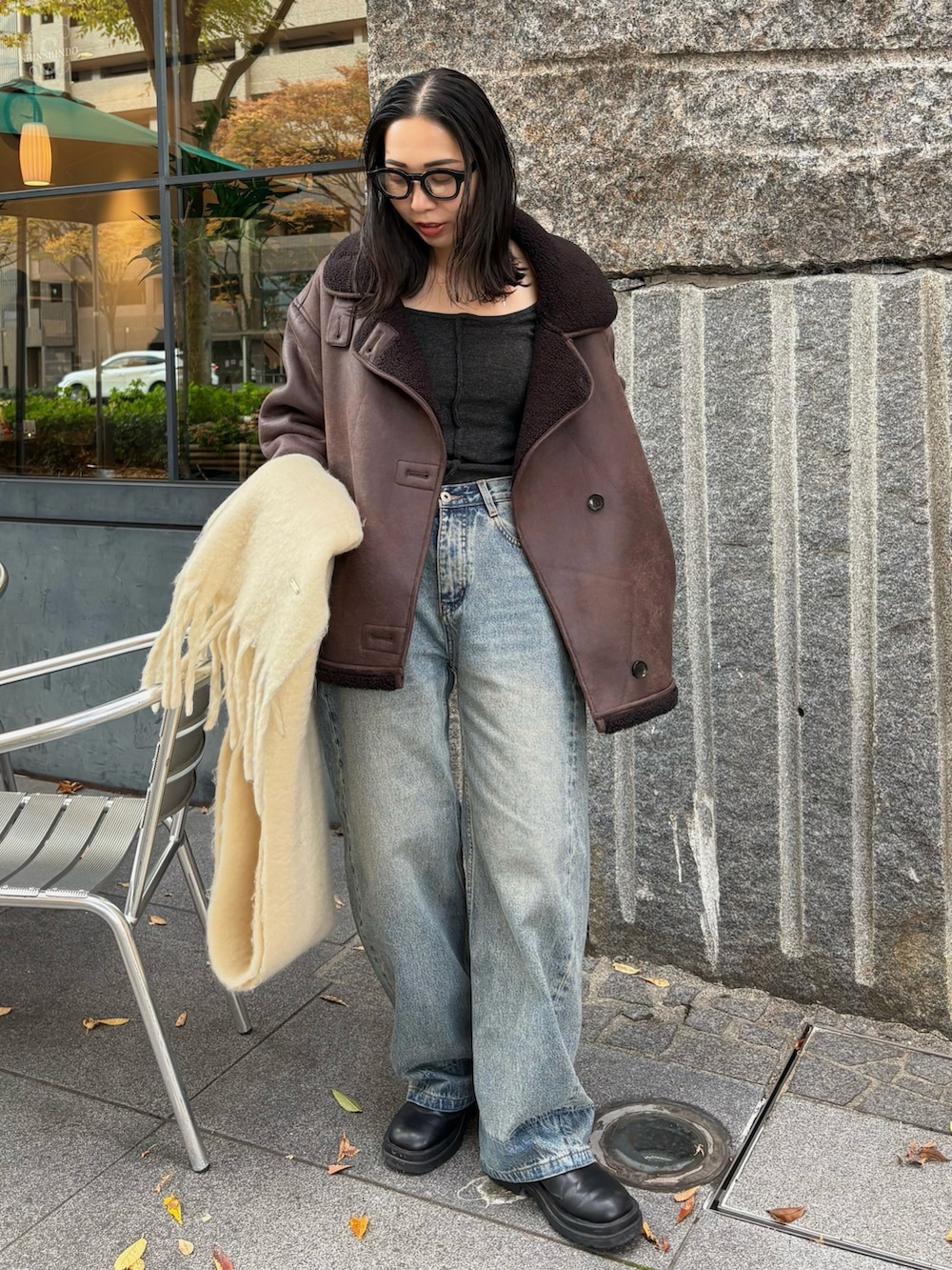 ブラック系のブーツを着用したレディースの秋コーディネートの4枚目の写真