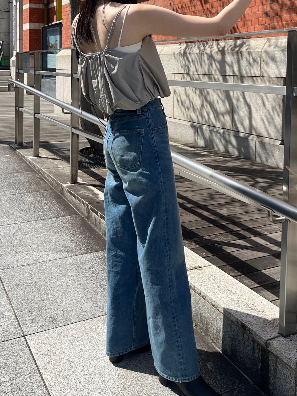 ブラック系のショルダーバッグ、ブラック系のブーツ、ブラック系のハンチング/ベレー帽を着用したレディースの春コーディネートの4枚目の写真