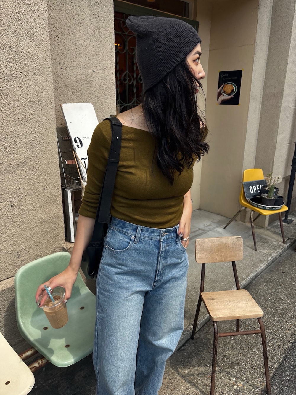 シルバー系のネックレスを着用したレディースの夏コーディネートの3枚目の写真