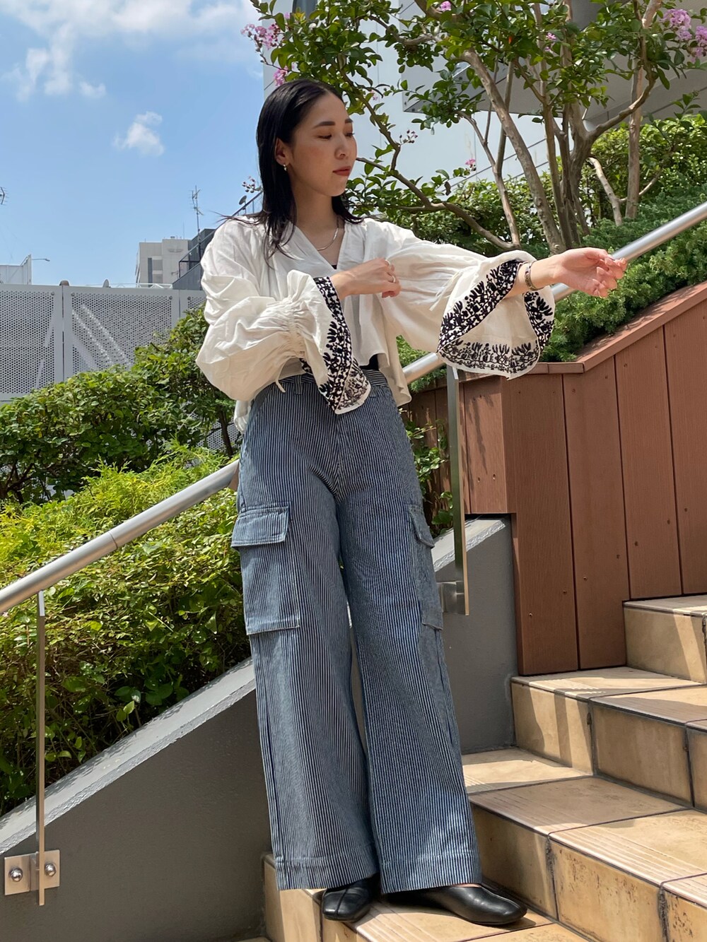 その他のデニムパンツ、ホワイト系のシャツ/ブラウスを着用したレディースの夏コーディネートの2枚目の写真