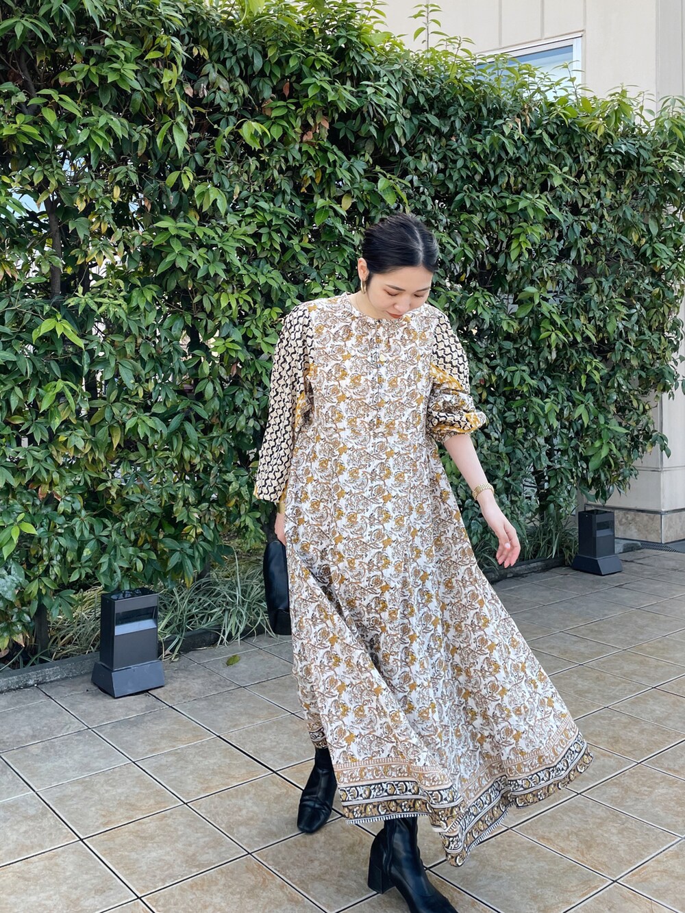 ホワイト系のワンピース、ブラック系のハンドバッグを着用したレディースの春コーディネートの4枚目の写真