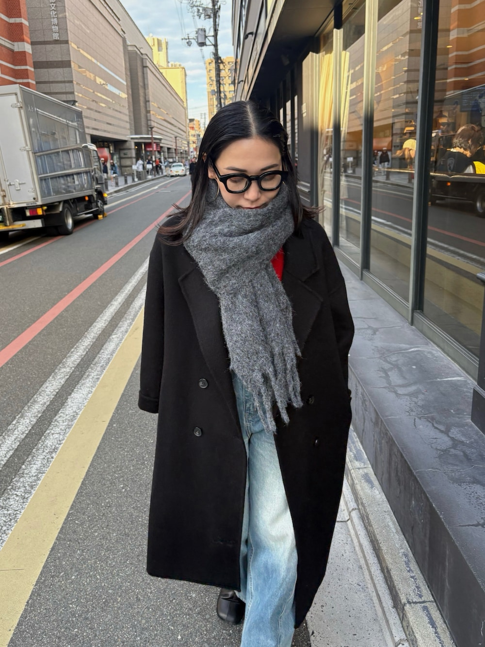 ブラック系のブーツを着用したレディースの秋コーディネートの4枚目の写真