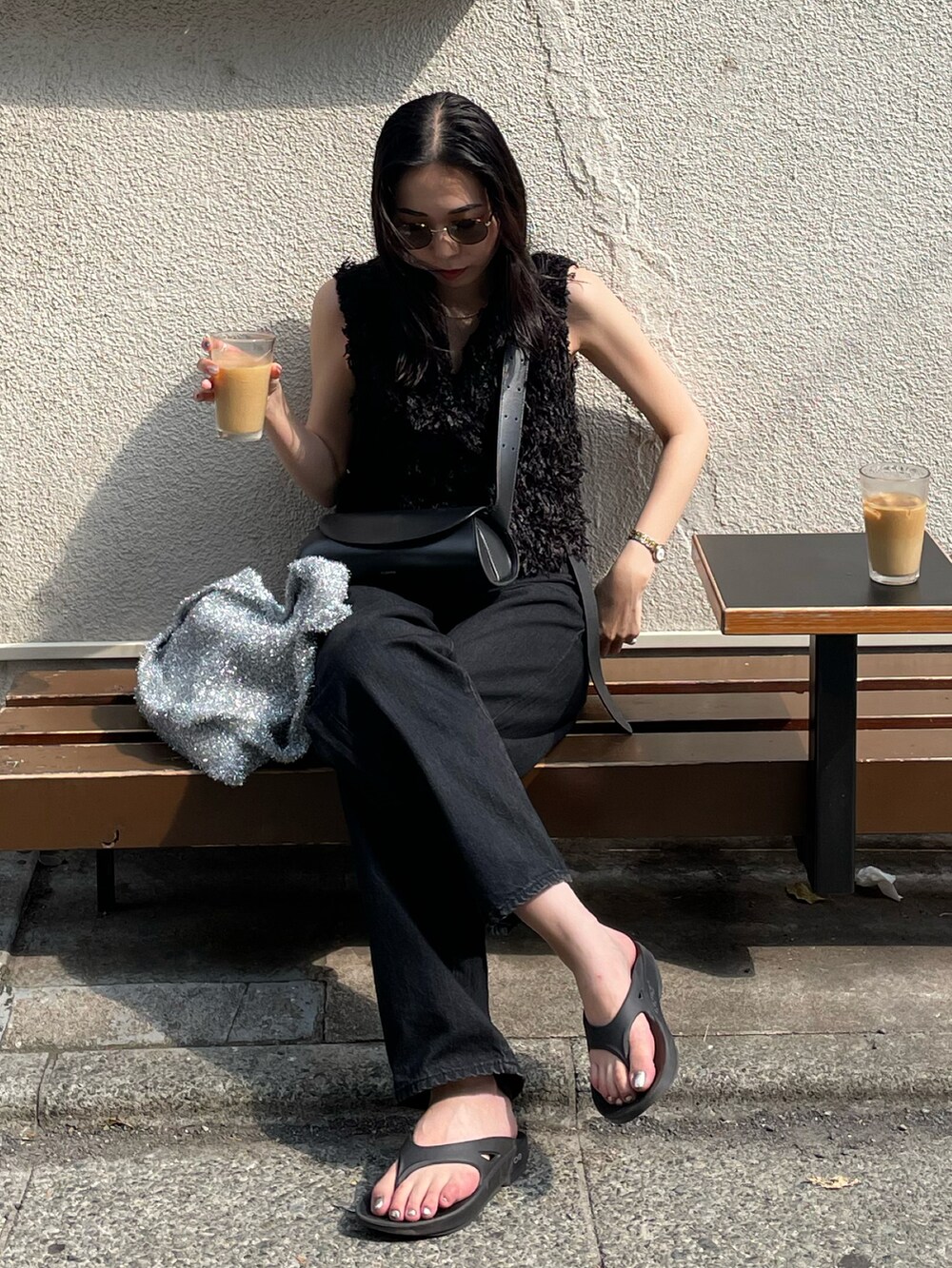 ブラック系のシャツ/ブラウス、ブラック系のデニムパンツ、ブラック系のサンダルを着用したレディースの夏コーディネートの2枚目の写真