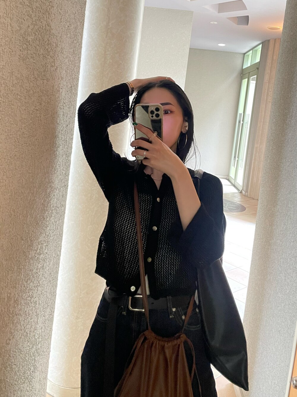 グレー系のサンダル、ブルー系のデニムパンツ、ブラック系のカーディガン/ボレロを着用したレディースの夏コーディネートの4枚目の写真