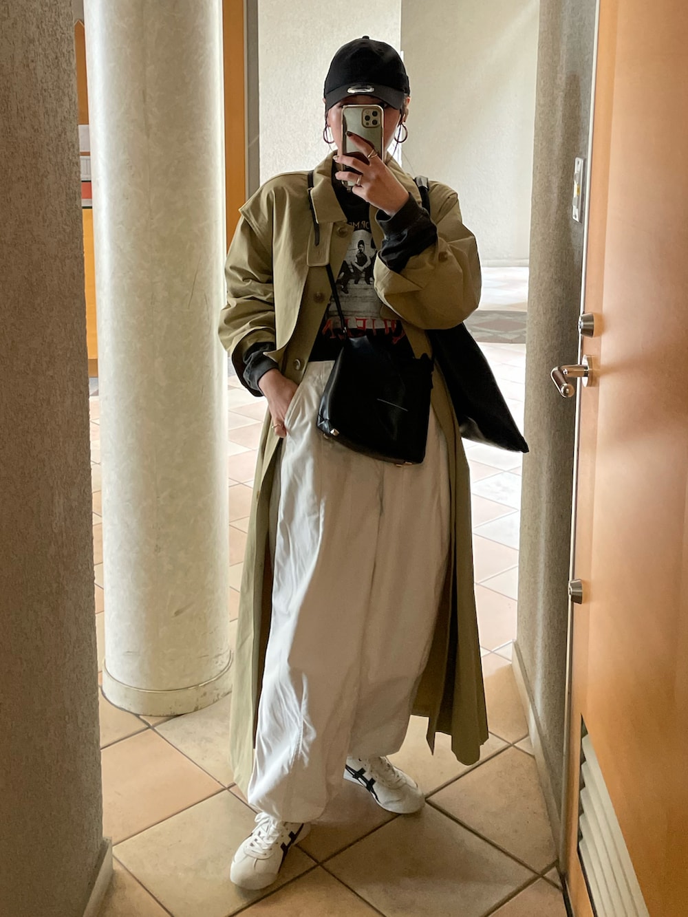 グレー系のTシャツ/カットソー、ブラック系のショルダーバッグ、ホワイト系のその他パンツを着用したレディースの春コーディネートの2枚目の写真