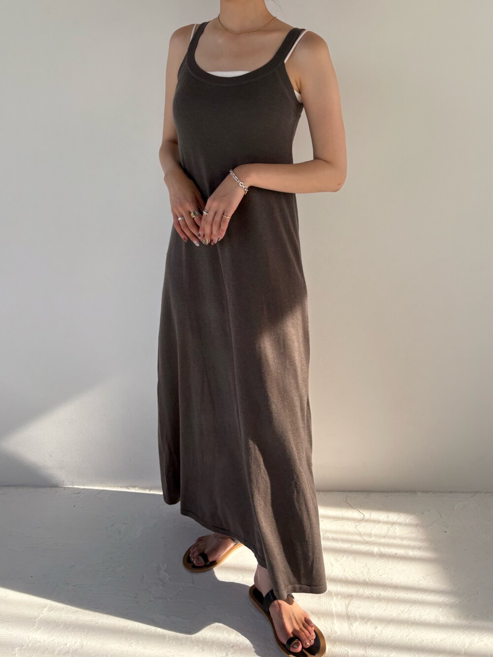 ブラック系のサンダル、ブラック系のハットを着用したレディースの夏コーディネートの5枚目の写真