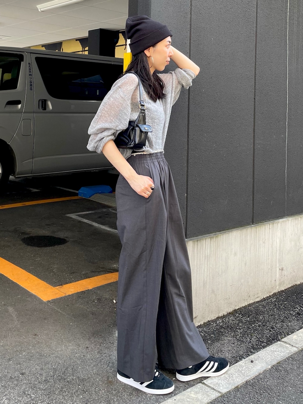 ブラック系のスニーカー、グレー系のその他パンツ、グレー系のニット/セーターを着用したレディースの秋コーディネートの3枚目の写真