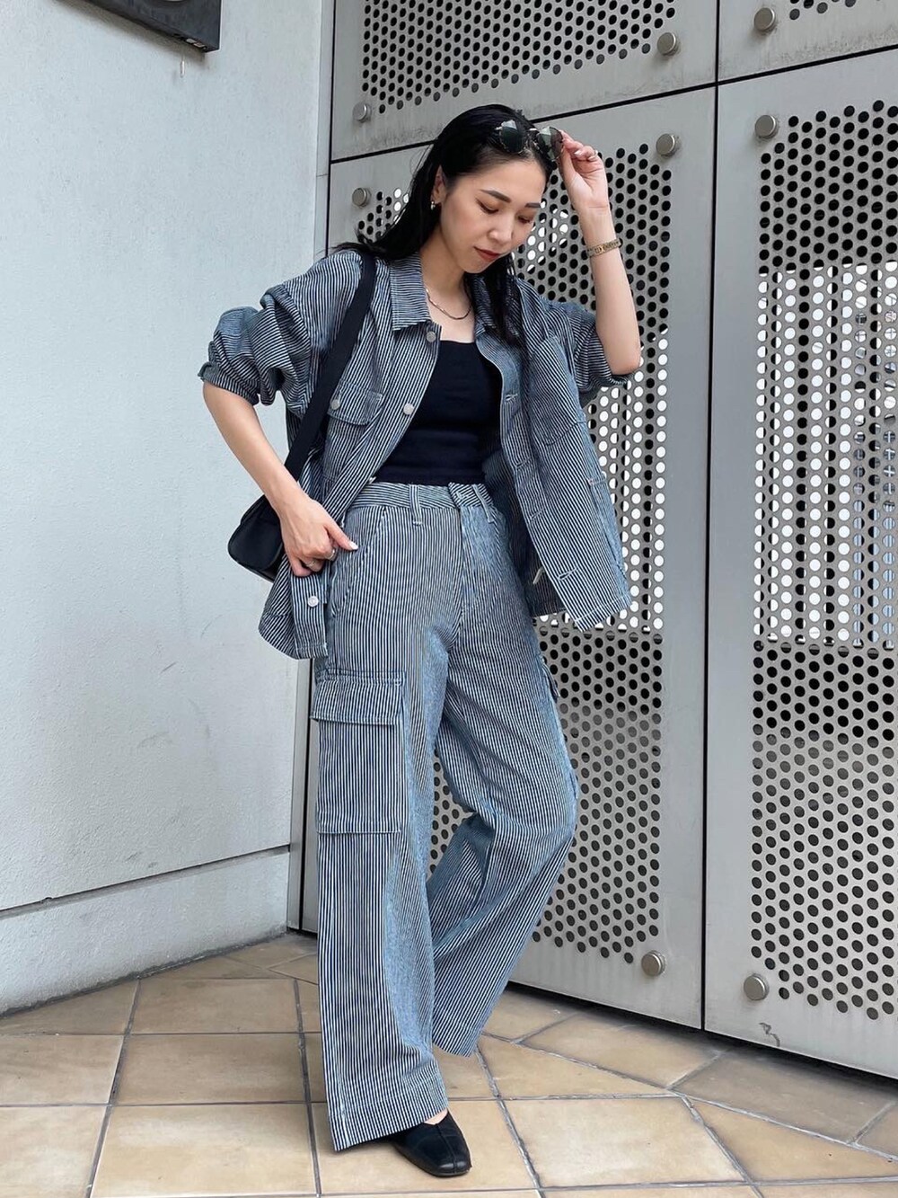 その他のデニムパンツ、その他のブルゾン、ブラック系のキャミソールを着用したレディースの夏コーディネートの5枚目の写真