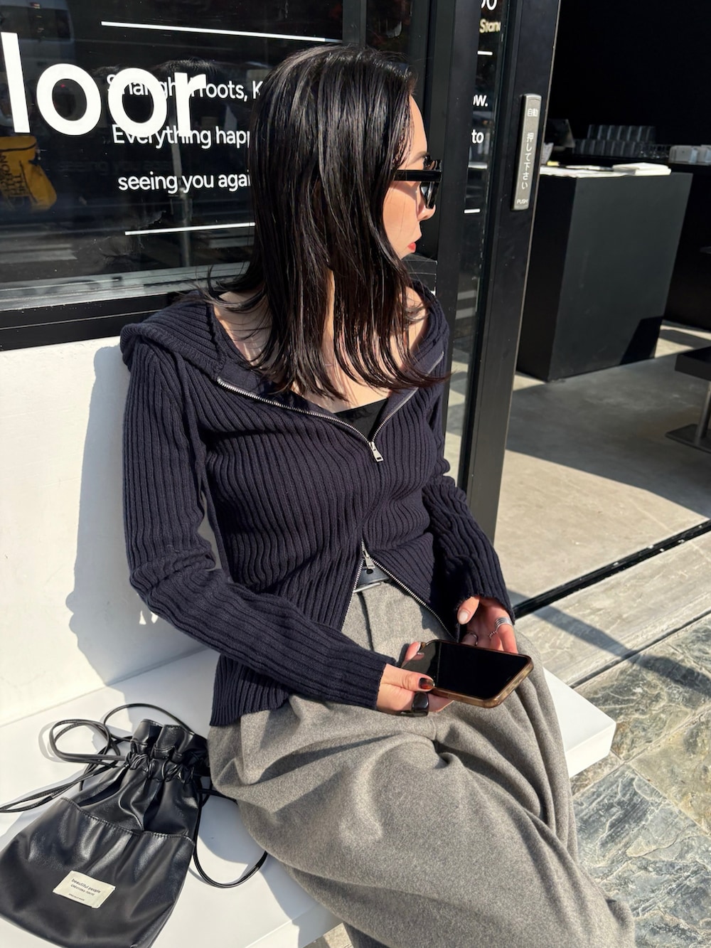 ブラック系のショルダーバッグ、ブラック系のブーツを着用したレディースの秋コーディネートの4枚目の写真