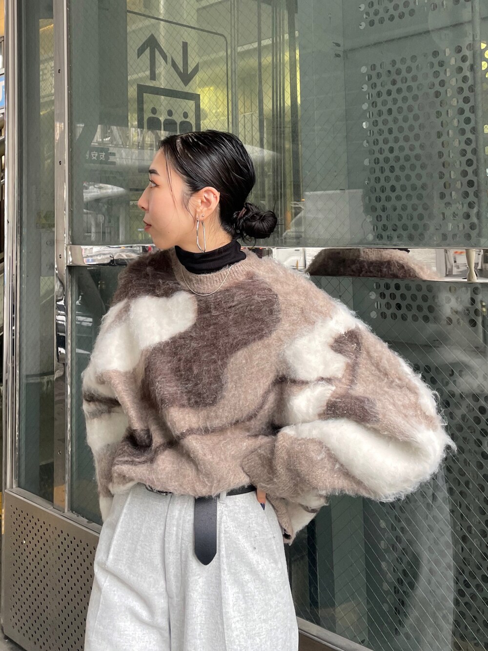 ブラック系のショルダーバッグ、グレー系のその他パンツ、ホワイト系のスニーカーを着用したレディースの冬コーディネートの5枚目の写真