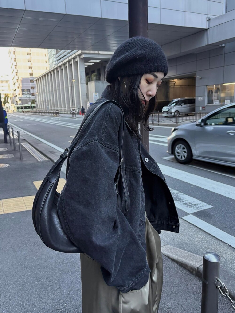 ブラック系のブーツを着用したレディースの冬コーディネートの3枚目の写真