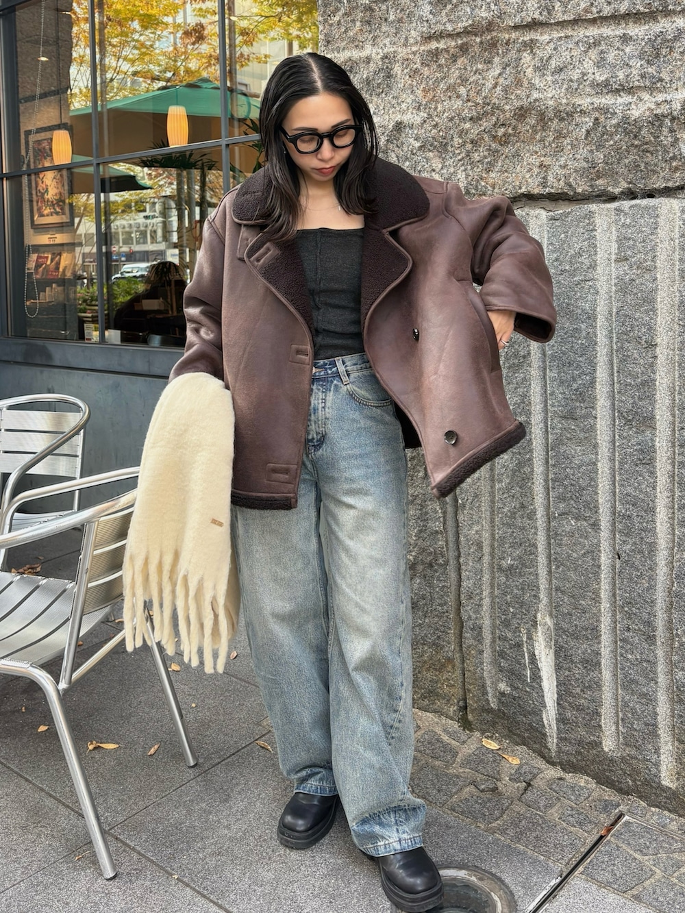 ブラック系のブーツを着用したレディースの秋コーディネートの2枚目の写真