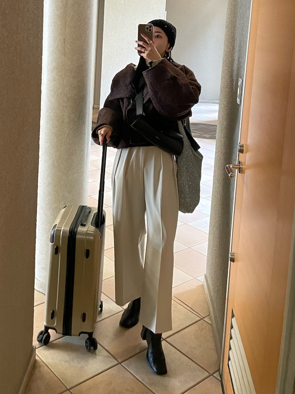 ホワイト系のその他パンツ、ブラウン系のその他アウター、シルバー系のトートバッグを着用したレディースの冬コーディネートの4枚目の写真