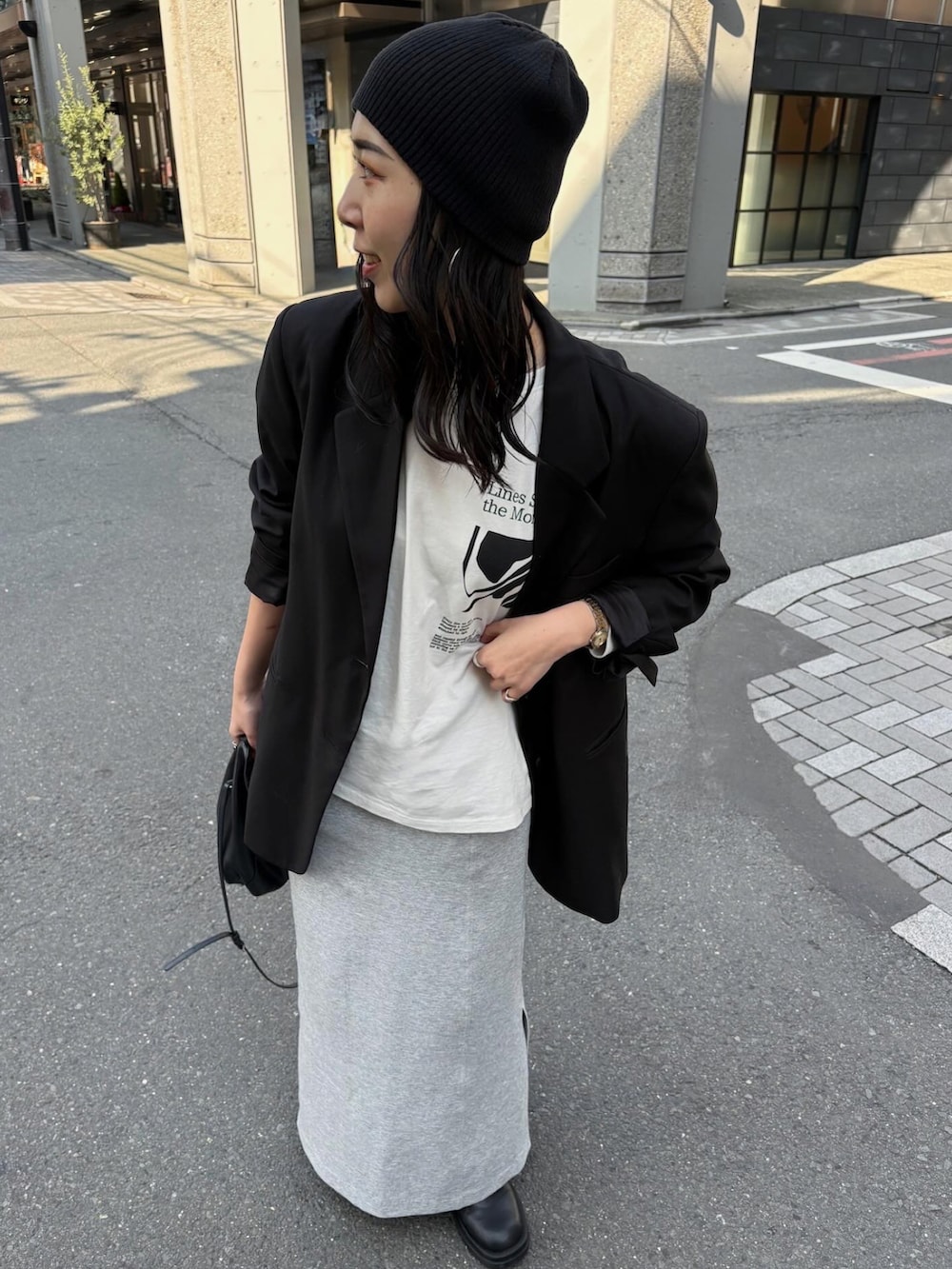 ブラック系のブーツ、ブラック系のショルダーバッグを着用したレディースの冬コーディネートの3枚目の写真