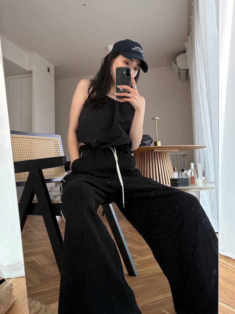ブラック系のその他パンツ、ブルー系のキャップを着用したレディースの夏コーディネートの2枚目の写真