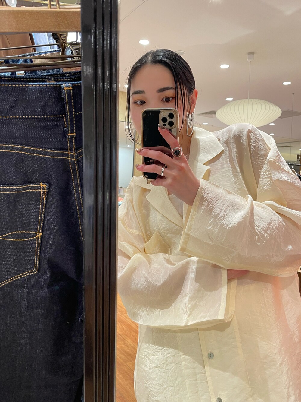 ホワイト系のサンダル、ホワイト系のシャツ/ブラウス、ホワイト系のスカートを着用したレディースの春コーディネートの5枚目の写真