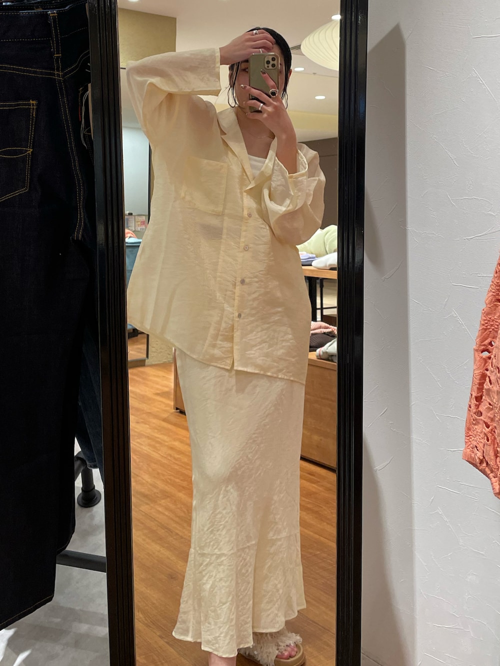 ホワイト系のサンダル、ホワイト系のシャツ/ブラウス、ホワイト系のスカートを着用したレディースの春コーディネートの2枚目の写真