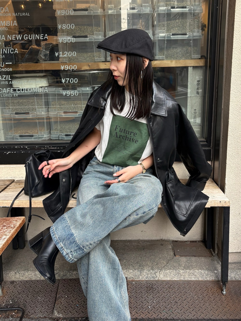 ブラック系のブーツ、ブラック系のショルダーバッグ、ブラック系のハンチング/ベレー帽を着用したレディースの冬コーディネートの2枚目の写真