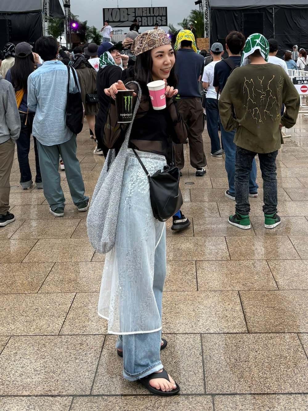 ホワイト系のスカート、ブルー系のデニムパンツ、ブラック系のサンダルを着用したレディースの春コーディネートの5枚目の写真